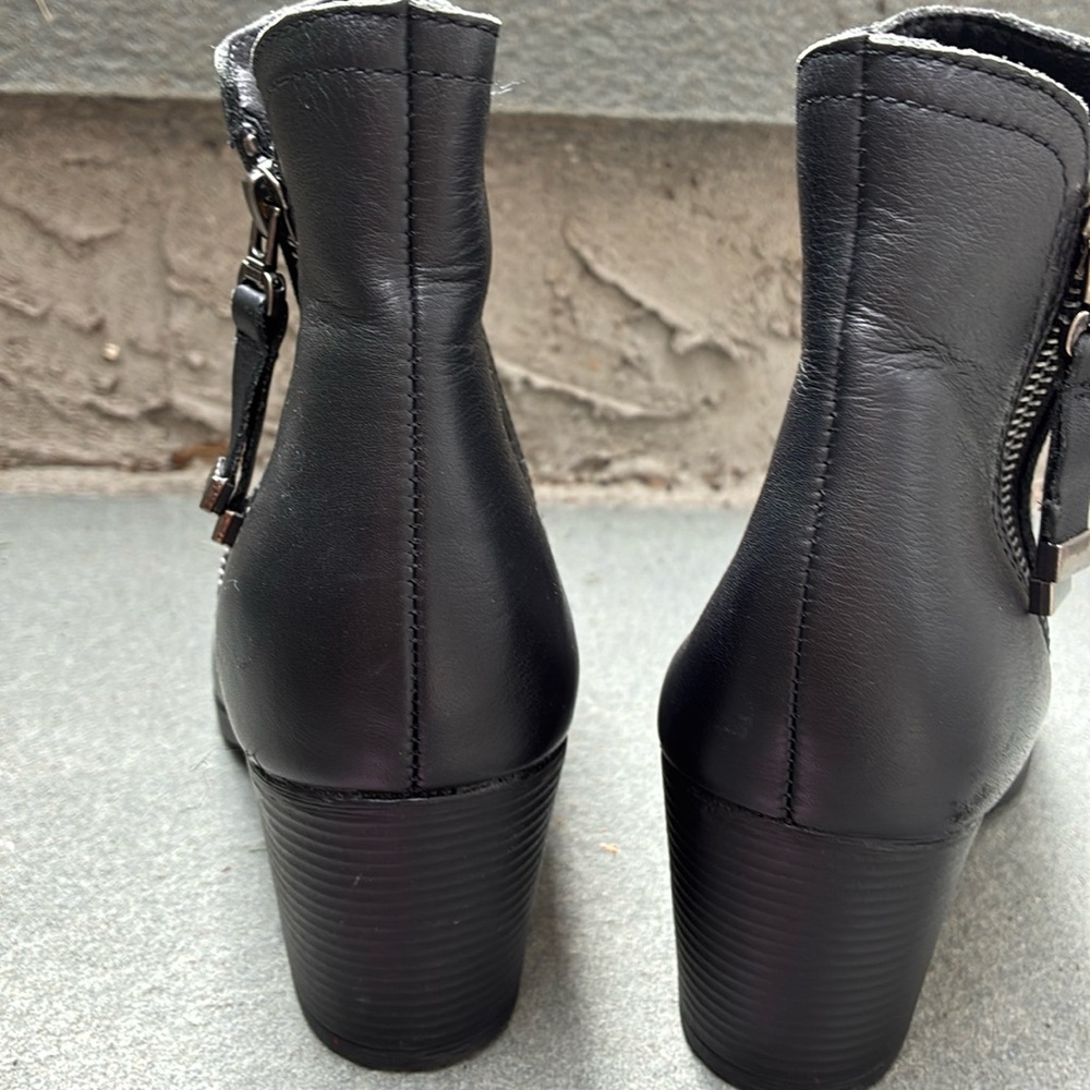 Women’s Skechers Buttery Soft Leather Black Side Zipper Ankle Booties Grunge 6 - Picture 4 of 7